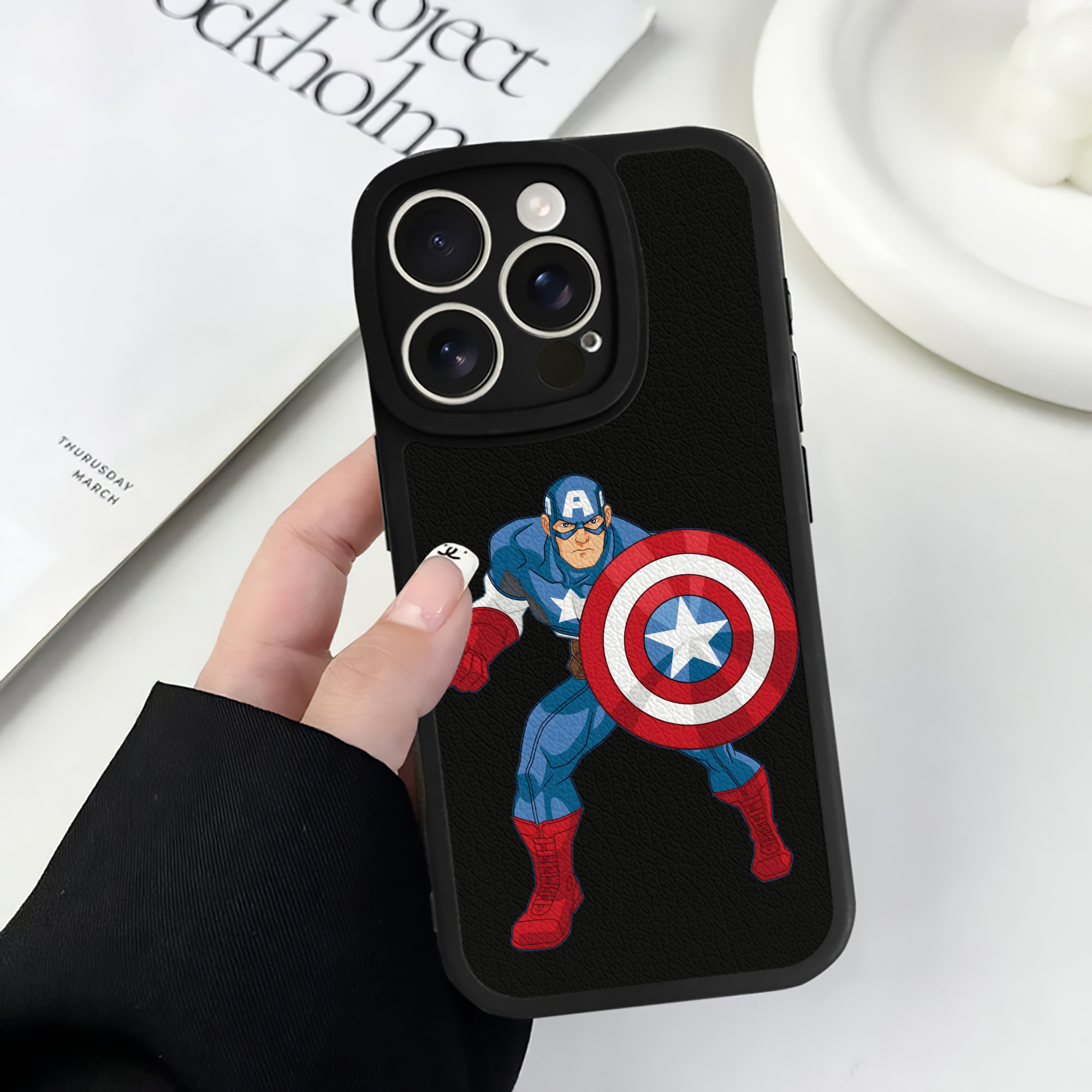 （画像用） アベンジャーズ The Avengers 【iPhone 16シリーズ対応】シリコンスマホケース（レザー調） 材質：シリコン